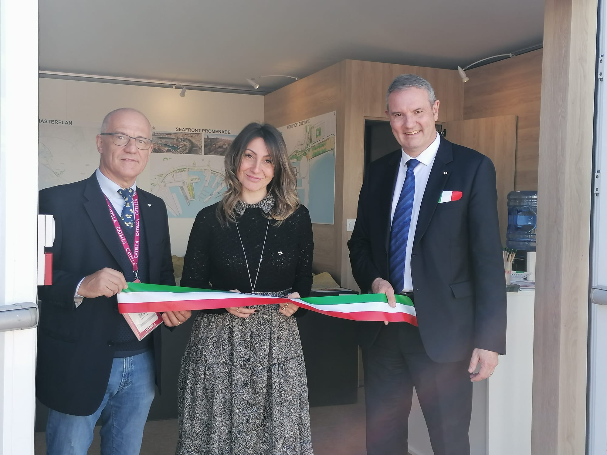 L'assessore al marketing territoriale Francesca Corso taglia il nastro di inaugurazione dello stand