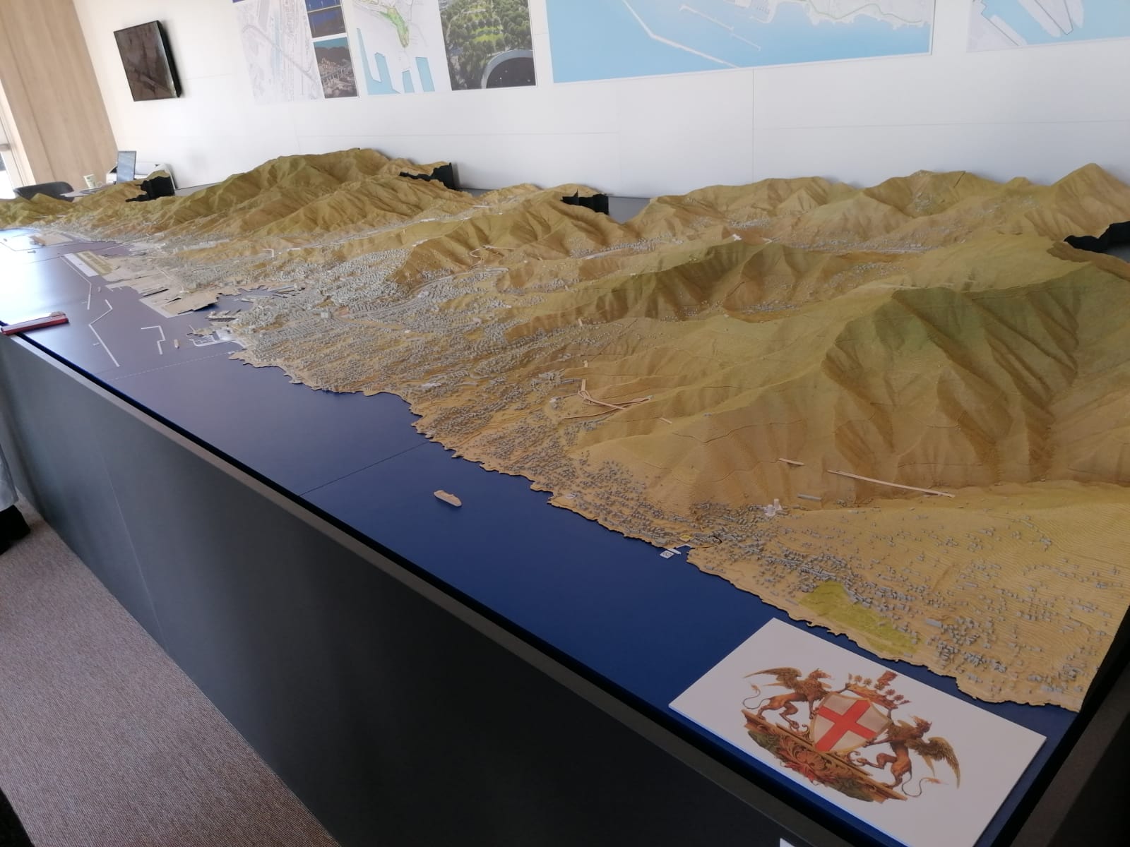 Il plastico di Genova in esposizione a Cannes: in primo piano lo stemma del Comune