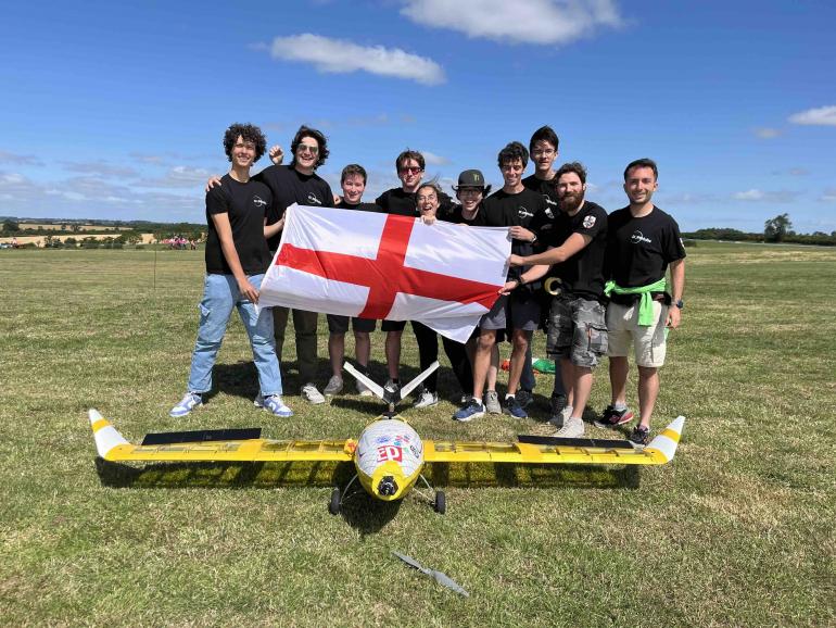 Il team di Dope Hubs che ha gareggiato alla IMechE UAS Challenge Il team di Dope Hubs che ha gareggiato alla IMechE UAS Challenge