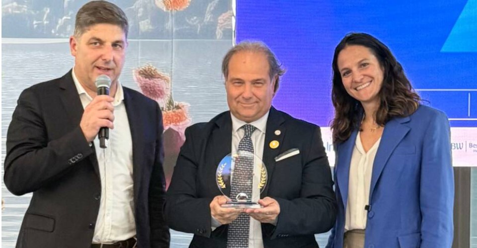 L'assessore regionale ritira il premio della Liguria