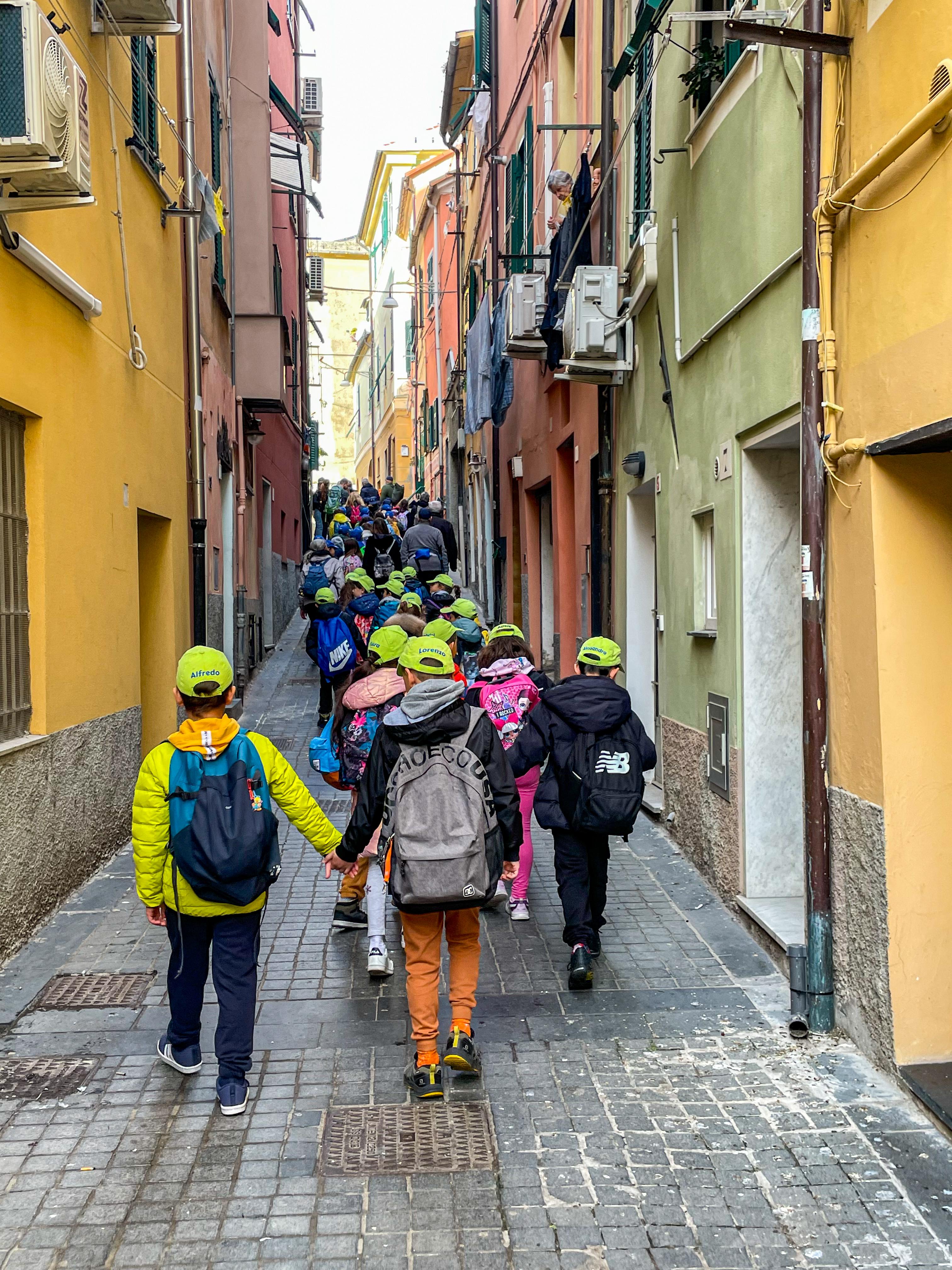 Foto della camminata inaugurale con le scuole dell'Istituto Comprensivo Pra'