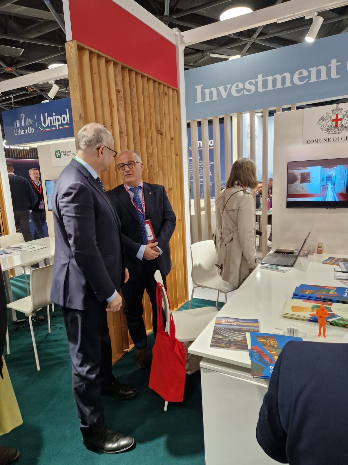 Photo of an institutional meeting Photo of an institutional meeting