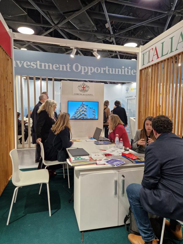 Photo of B2B meetings at the desk ‘City of Genova'