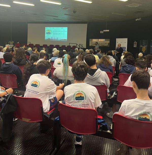 Pubblico della conferenza per l'inagurazione dell'Anello centro-ovest presso Centro Civico Buranello.